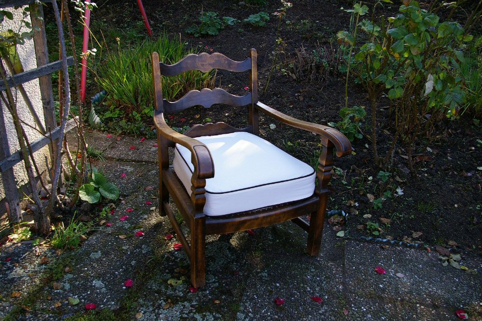 Historischer Sessel mit neuem Polsterbezug und beidseitigem Keder vom N&auml;hservice Aurach