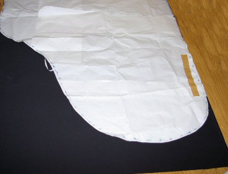 Die Schablone liegt auf dem Stoff zum Ausschnitt