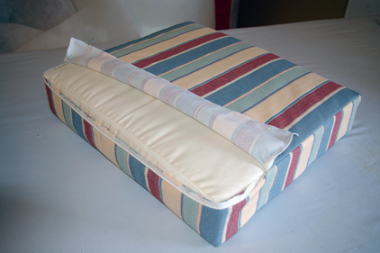 Oberstoffbezug eines Polsterelements mit Inlet beim N&auml;hservice Aurach in Sugenheim - www.naehservice-aurach.de