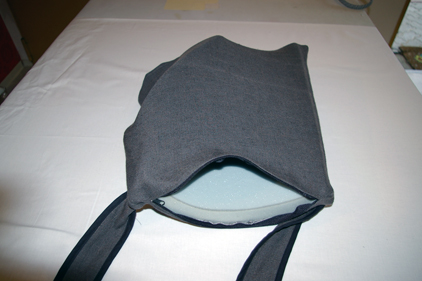 Einlegen des Schaumstoffs in eine Stizauflage beim N&auml;hservice Aurach in Sugenheim - www.naehservice-aurach.de