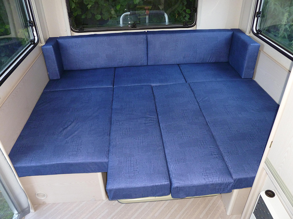 Zur Liegefl&auml;che umgebaute Rundsitzgruppe, bezogen vom N&auml;hservice Aurach in Sugenheim - www.naehservice-aurach.de